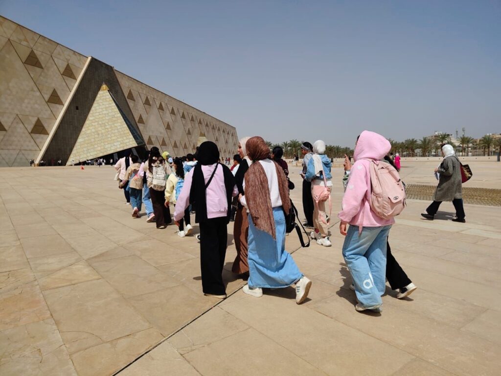 img-20260406-wa01285226878867393530927-1024x768 محافظة الجيزة تنظم رحلة ترفيهية لأبناء المؤسسات إلى المتحف المصري الكبير احتفالًا بيوم اليتيم