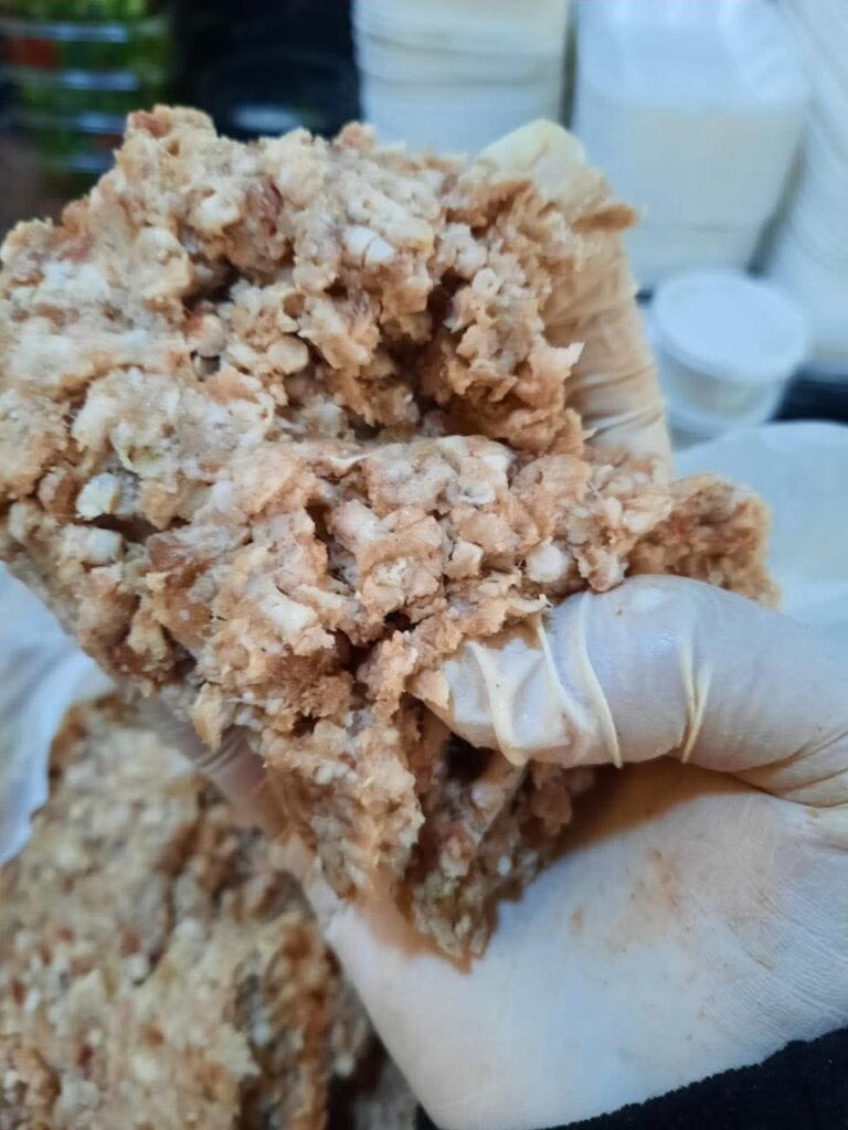 img-20260407-wa00017554673895241268881-768x1024 حملة بحي الأربعين بالسويس لمتابعة سلامة الغذاء وضبط الأسعار ومراجعة التراخيص وإغلاق المحال العامة 9 مساء.