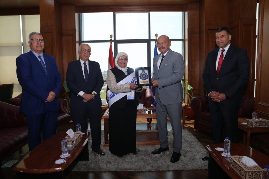 img-20260407-wa00432184738028508779933-1024x683 محافظ السويس يكرم الأمهات المثاليات بمحافظة السويس