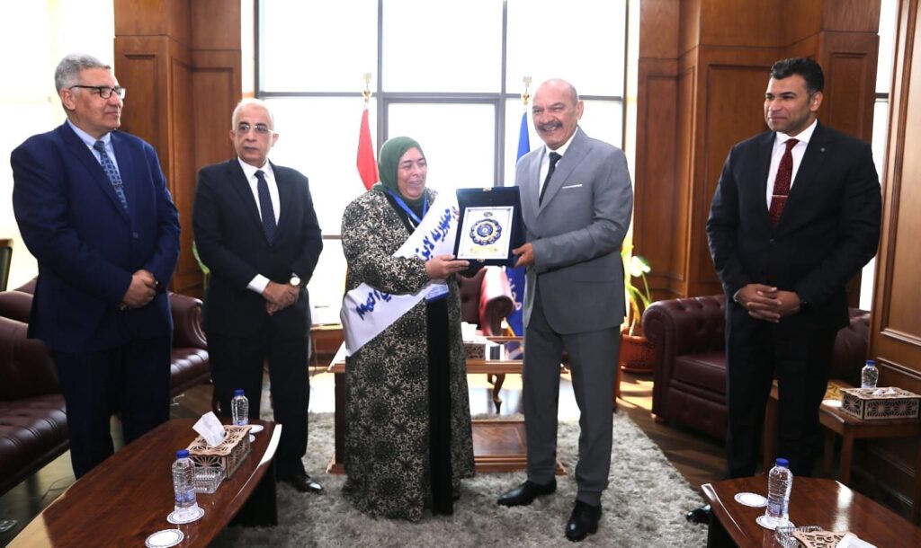 img-20260407-wa00453208960618793435115-1024x610 محافظ السويس يكرم الأمهات المثاليات بمحافظة السويس