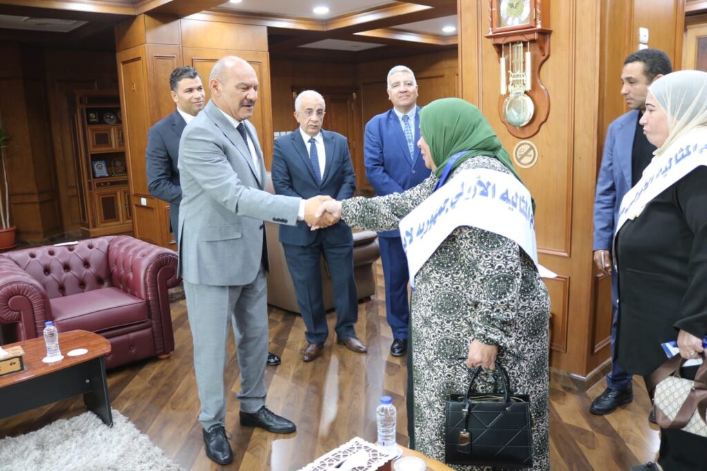 img-20260407-wa00482118635508890163508-1024x683 محافظ السويس يكرم الأمهات المثاليات بمحافظة السويس