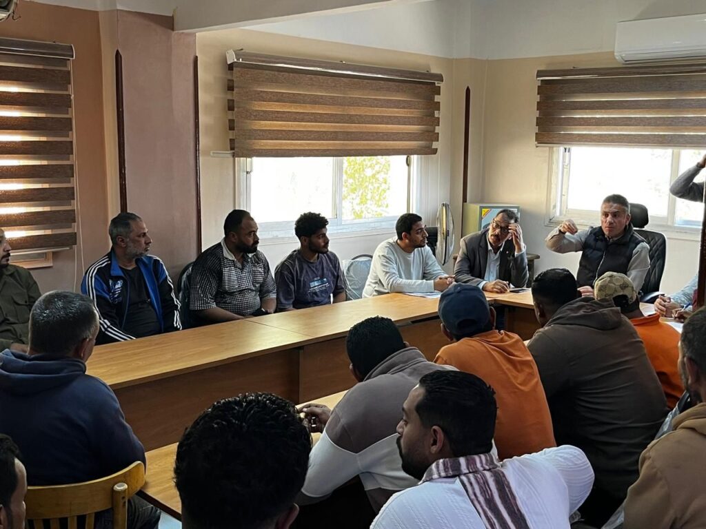 img-20260407-wa00503396590491084721606-1024x768 رئيس حي الأربعين بالسويس يجمع النباشين وجامعي المخلفات للوصول إلى نقطة نظام في الشوارع