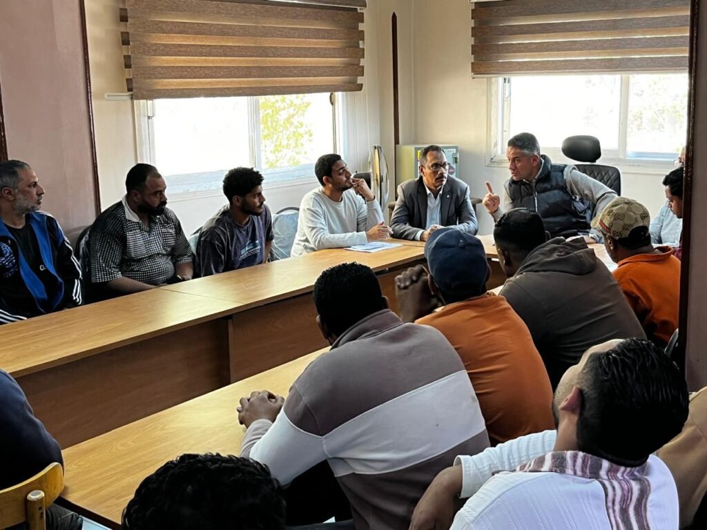 img-20260407-wa00516810247524936014046-1024x768 رئيس حي الأربعين بالسويس يجمع النباشين وجامعي المخلفات للوصول إلى نقطة نظام في الشوارع