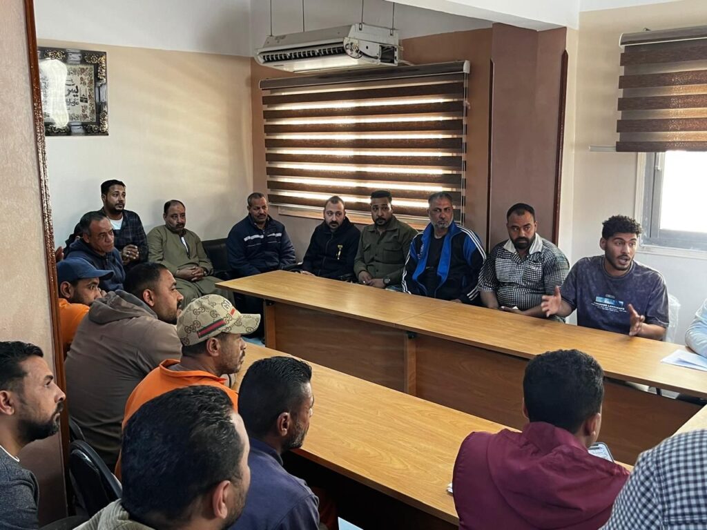 img-20260407-wa00523470976261663918887-1024x768 رئيس حي الأربعين بالسويس يجمع النباشين وجامعي المخلفات للوصول إلى نقطة نظام في الشوارع