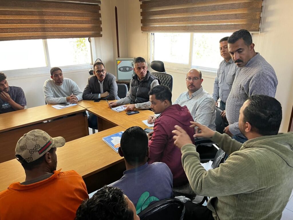 img-20260407-wa00536033998973820453236-1024x768 رئيس حي الأربعين بالسويس يجمع النباشين وجامعي المخلفات للوصول إلى نقطة نظام في الشوارع