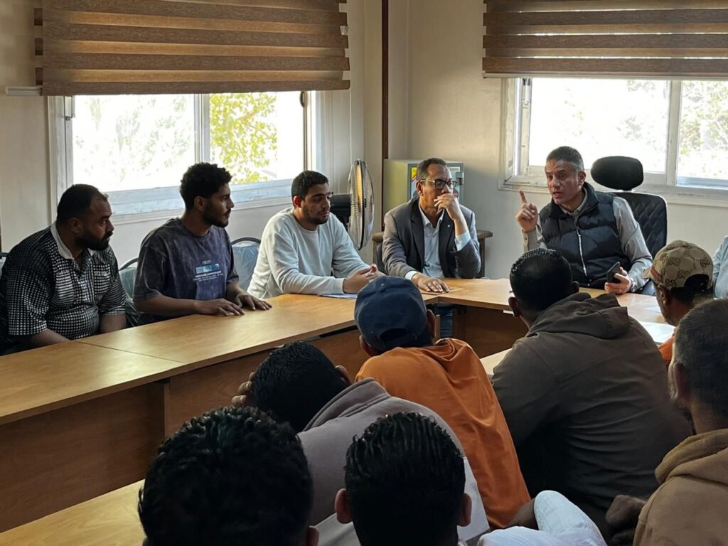 img-20260407-wa0054803937674954133824-1024x768 رئيس حي الأربعين بالسويس يجمع النباشين وجامعي المخلفات للوصول إلى نقطة نظام في الشوارع