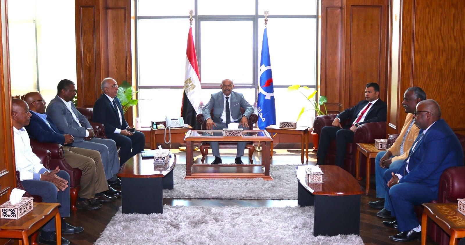 محافظ السويس يلتقي أعضاء مجلس إدارة نادي النوبة