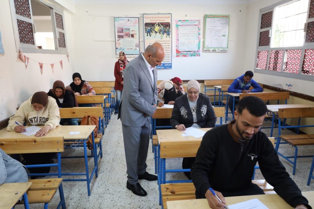 img-20260407-wa00771292392778091302698-1024x683 محافظ السويس يتفقد امتحانات معادلة محو الأمية( إتمام الشهادة الابتدائية ) استعدادًا للمرحلة الإعدادية