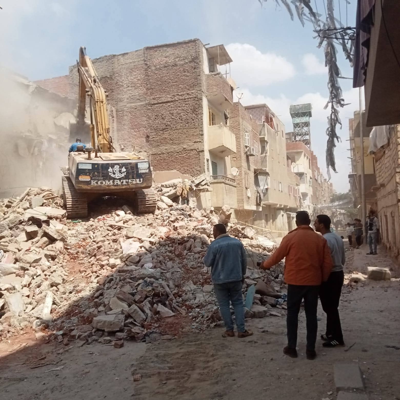 إزالة فورية لعقار آيل للسقوط حفاظًا على أرواح المواطنين