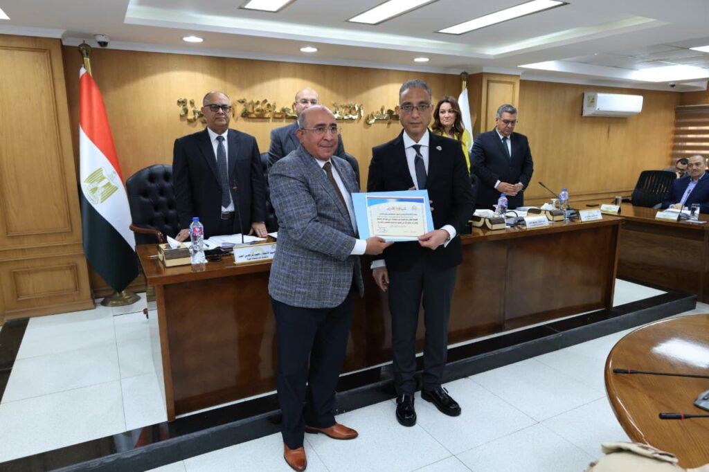 img-20260408-wa00647535019705677736799-1024x682 محافظ الجيزة يكرّم رئيس شركة مياه الشرب