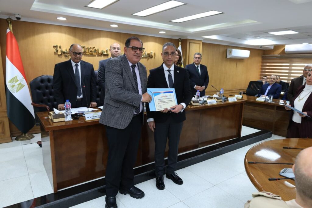 img-20260408-wa00651783416785861425238-1024x682 محافظ الجيزة يكرّم رئيس شركة مياه الشرب