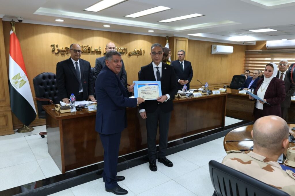 img-20260408-wa00661242572703072228639-1024x682 محافظ الجيزة يكرّم رئيس شركة مياه الشرب