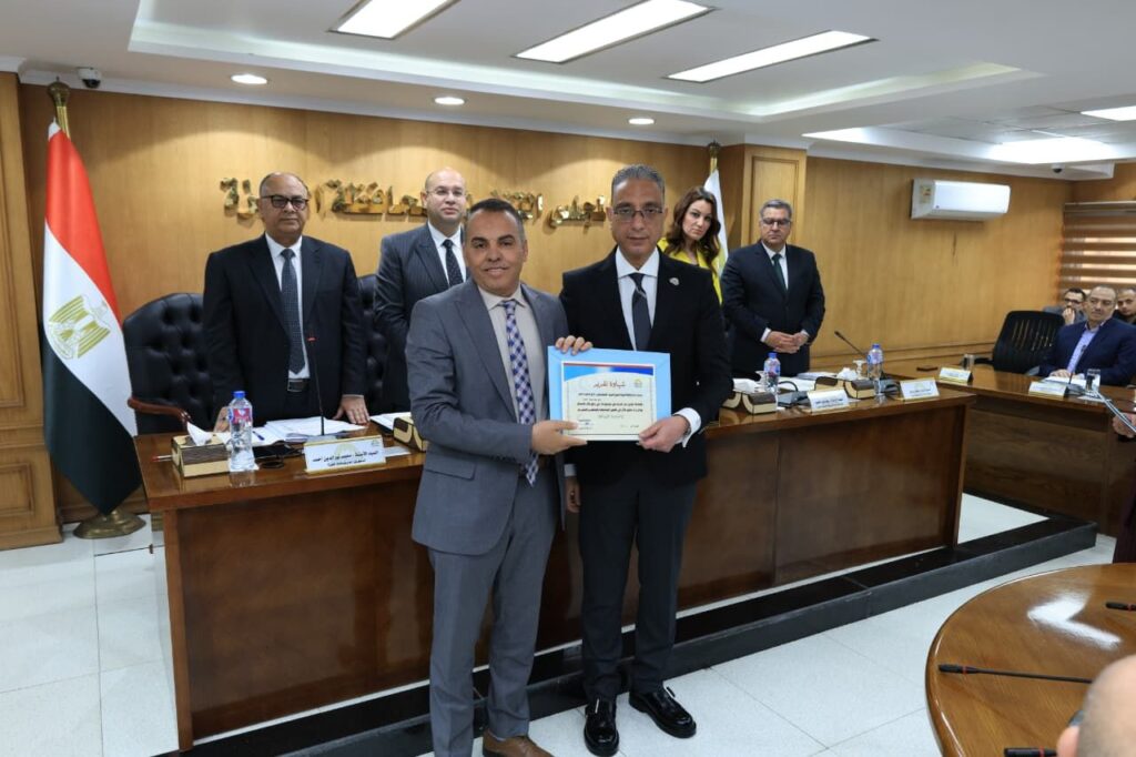 img-20260408-wa006754336315342775504-1024x682 محافظ الجيزة يكرّم رئيس شركة مياه الشرب