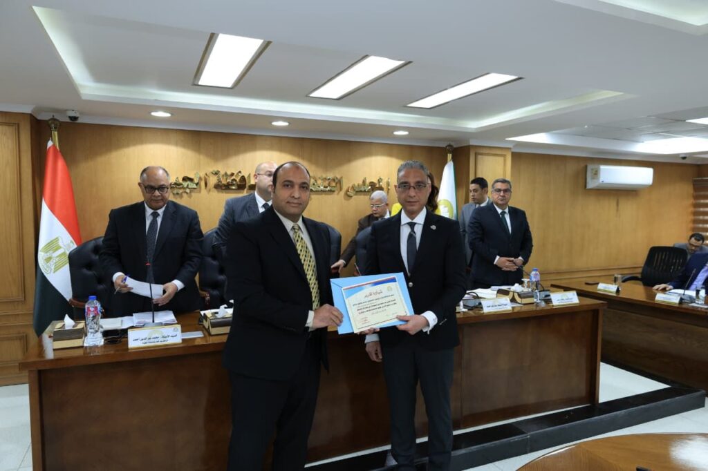 img-20260408-wa0068603565255676457166-1024x682 محافظ الجيزة يكرّم رئيس شركة مياه الشرب