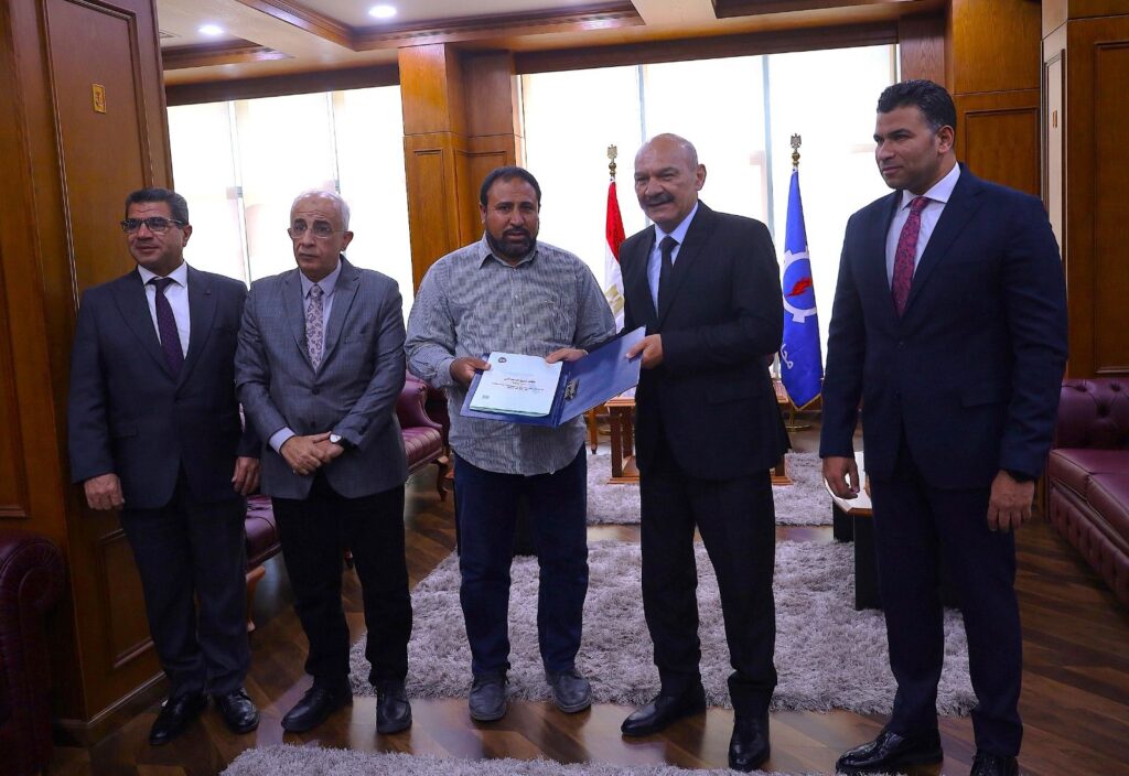 img-20260408-wa00776162495659758052538-1024x704 محافظ السويس يسلم أول عقود تمليك للمواطنين بقرية شندورة في إطار قانون 168 لسنة 2025