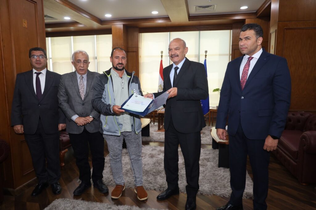 img-20260408-wa0078386556309723034279-1024x682 محافظ السويس يسلم أول عقود تمليك للمواطنين بقرية شندورة في إطار قانون 168 لسنة 2025