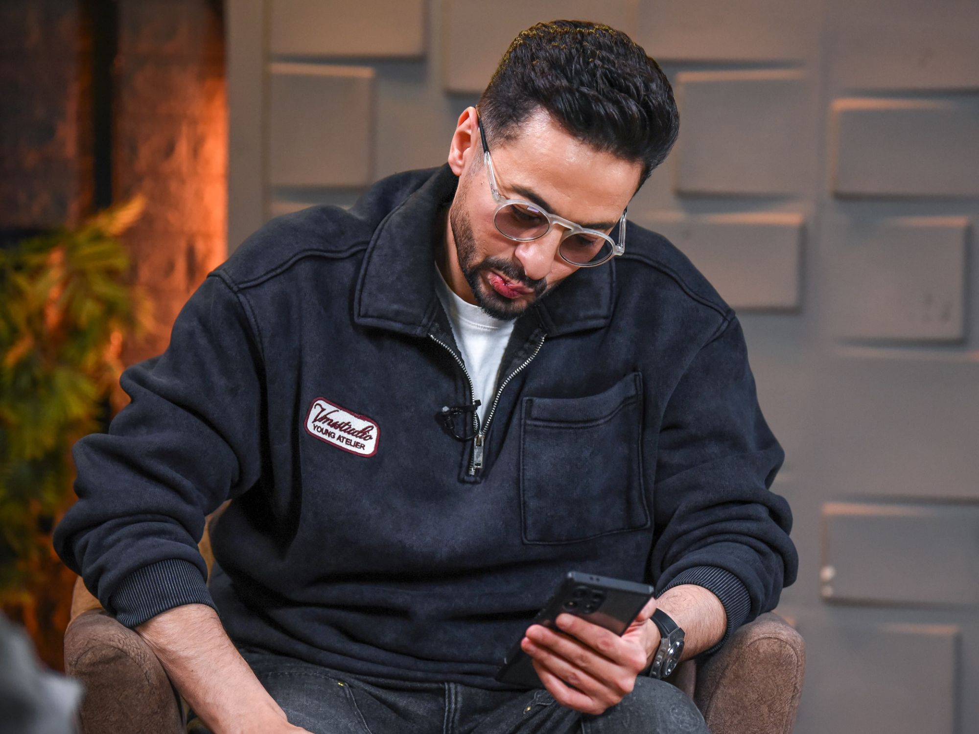 بكاء حمادة هلال بسبب والدته الراحلة: توفيت في اللحظة التي تسلّمتُ فيها مفتاح مدفنها