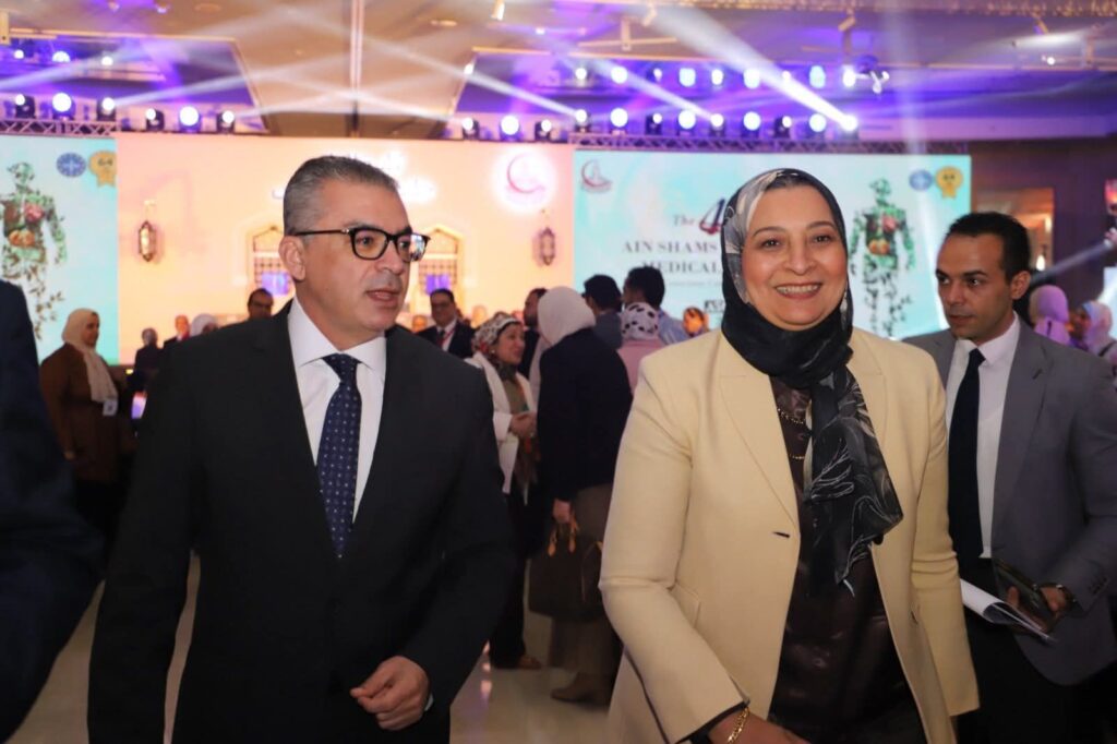 img-20260409-wa00451701791871322909104-1024x682 نائب رئيس جامعة عين شمس لخدمة المجتمع وعميد كلية الطب يفتتحان المؤتمر السنوي الـ 46 للكلية
