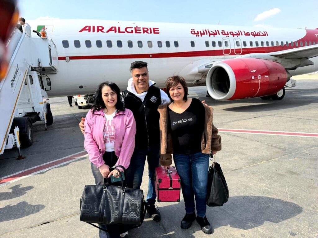 img-20260409-wa01055457810923446263281-1024x768 بمهرجان الأيام السينمائية الدولية بسطيف تستقبل هند عاكف وعايدة رياض بالورود