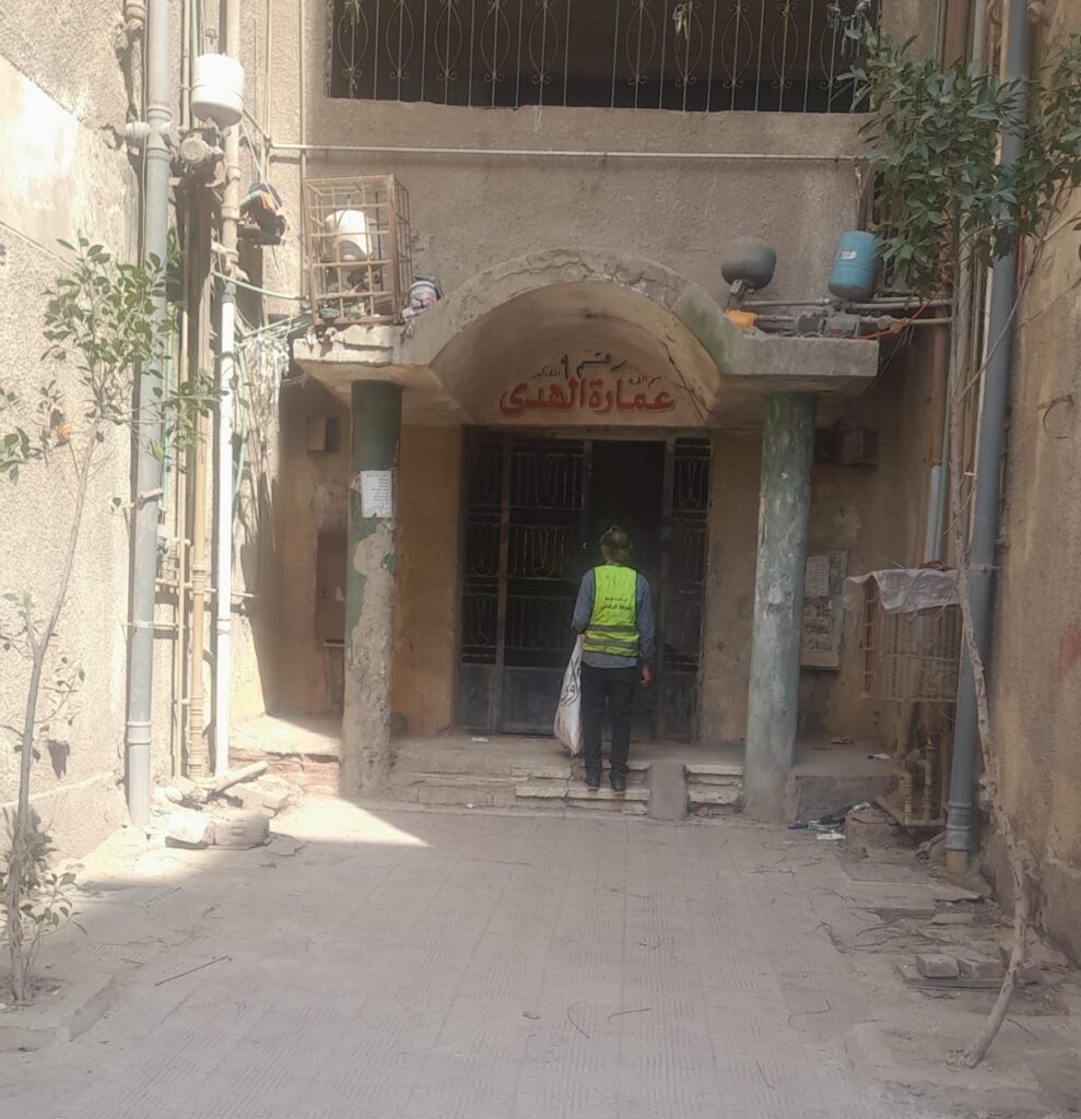 img-20260410-wa00158157774578854623378-989x1024 محافظة الجيزة تعلن عن بدء تفعيل منظومة الجمع السكني للمخلفات بالبراجيل بحي المنيرة الغربية