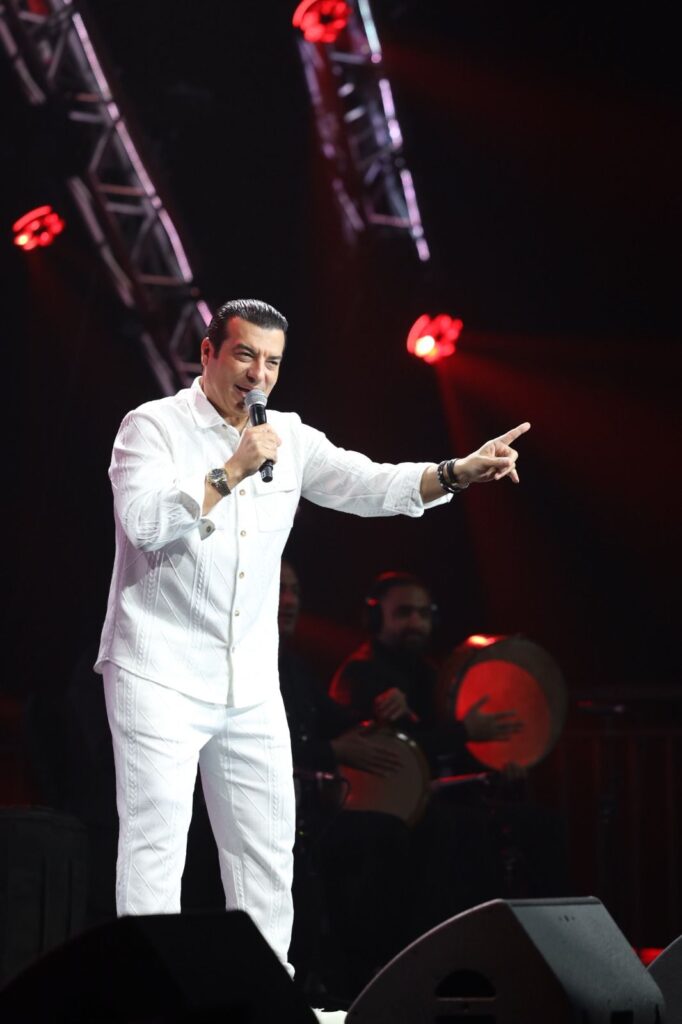 img-20260412-wa00404951890975450508680-682x1024 إيهاب توفيق يواصل نجاحاته الغنائية بحفل جماهيري ضخم في الإمارات