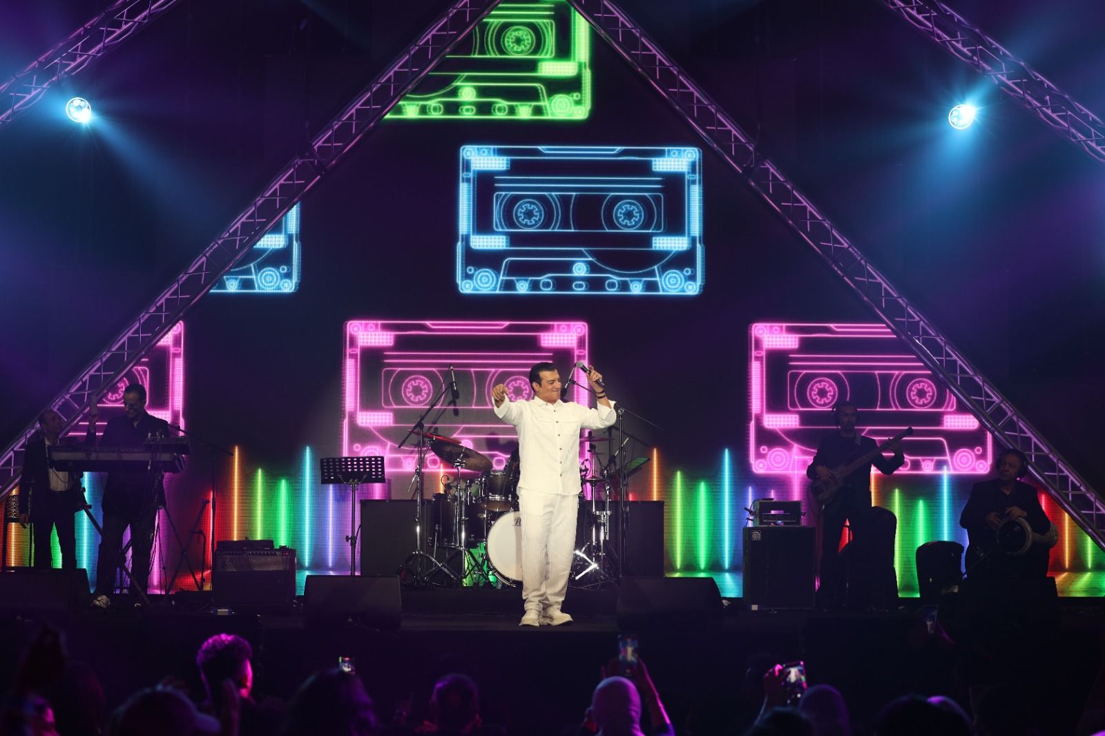 إيهاب توفيق يواصل نجاحاته الغنائية بحفل جماهيري ضخم في الإمارات