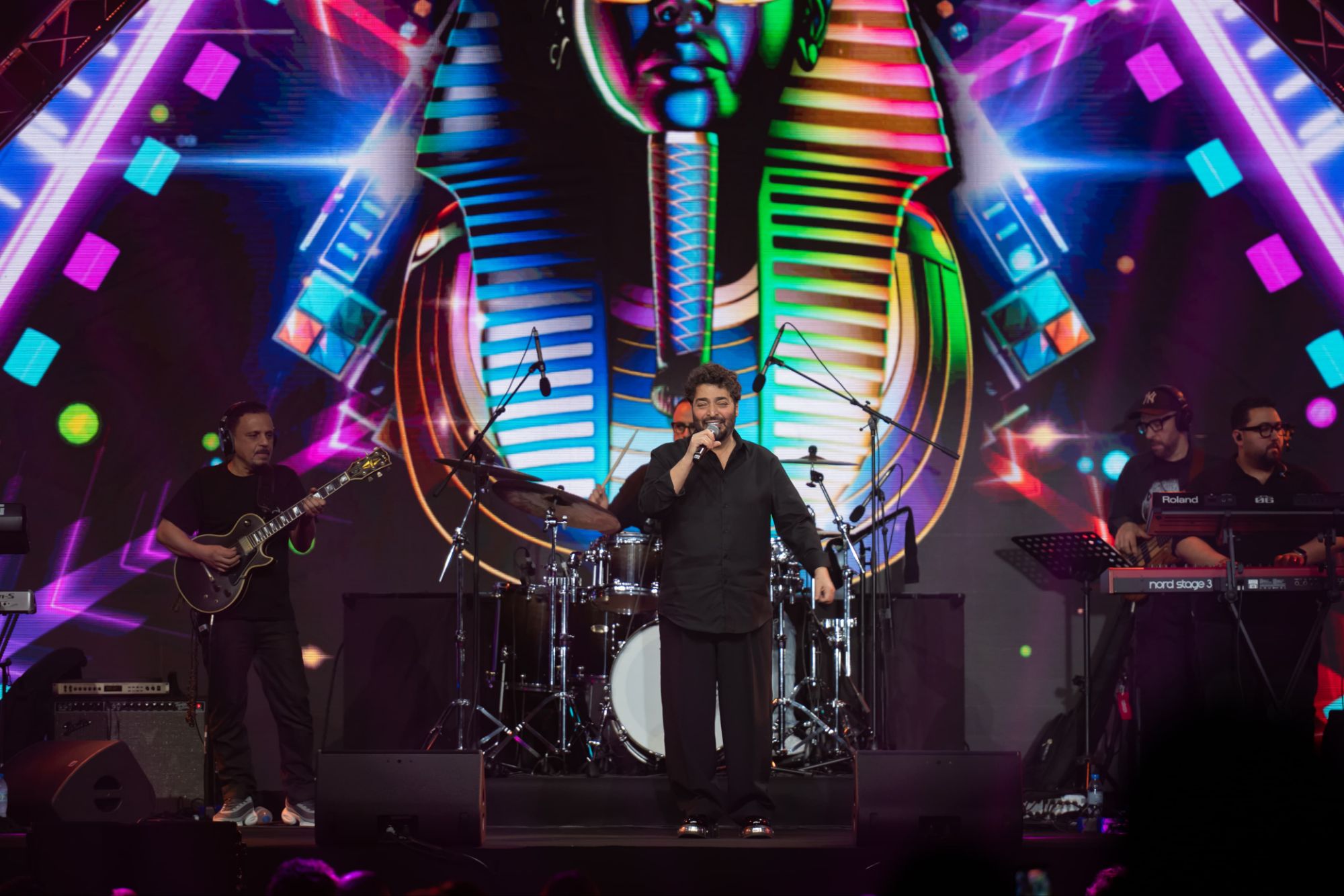 حميد الشاعري يشعل أبوظبي بحفل كامل العدد ويؤكد: الدار أمان.. ولفتة إنسانية لعروسين