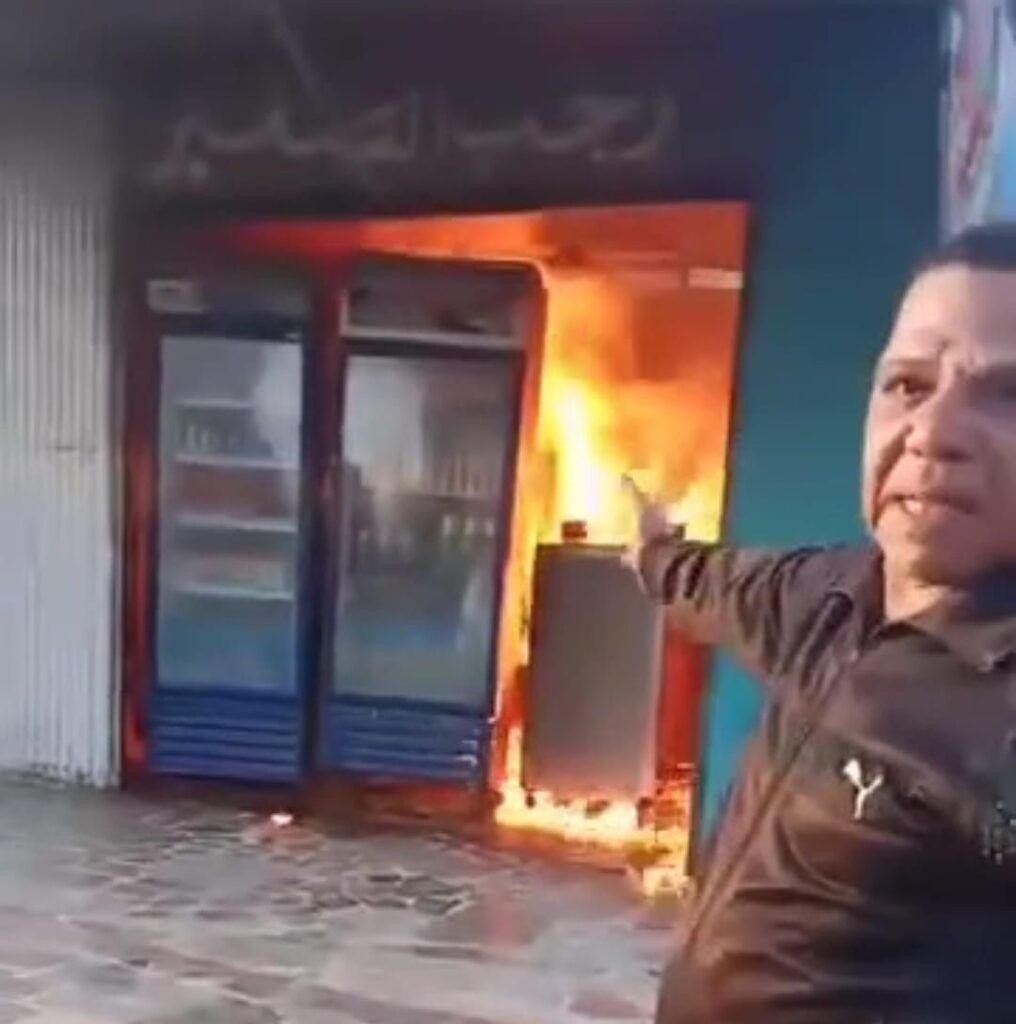 img-20260416-wa00427700701437602711494-1016x1024 بالفيديو.. مواطن يشعل النار في كشكه بالإسماعيلية بعد قرار إزالته