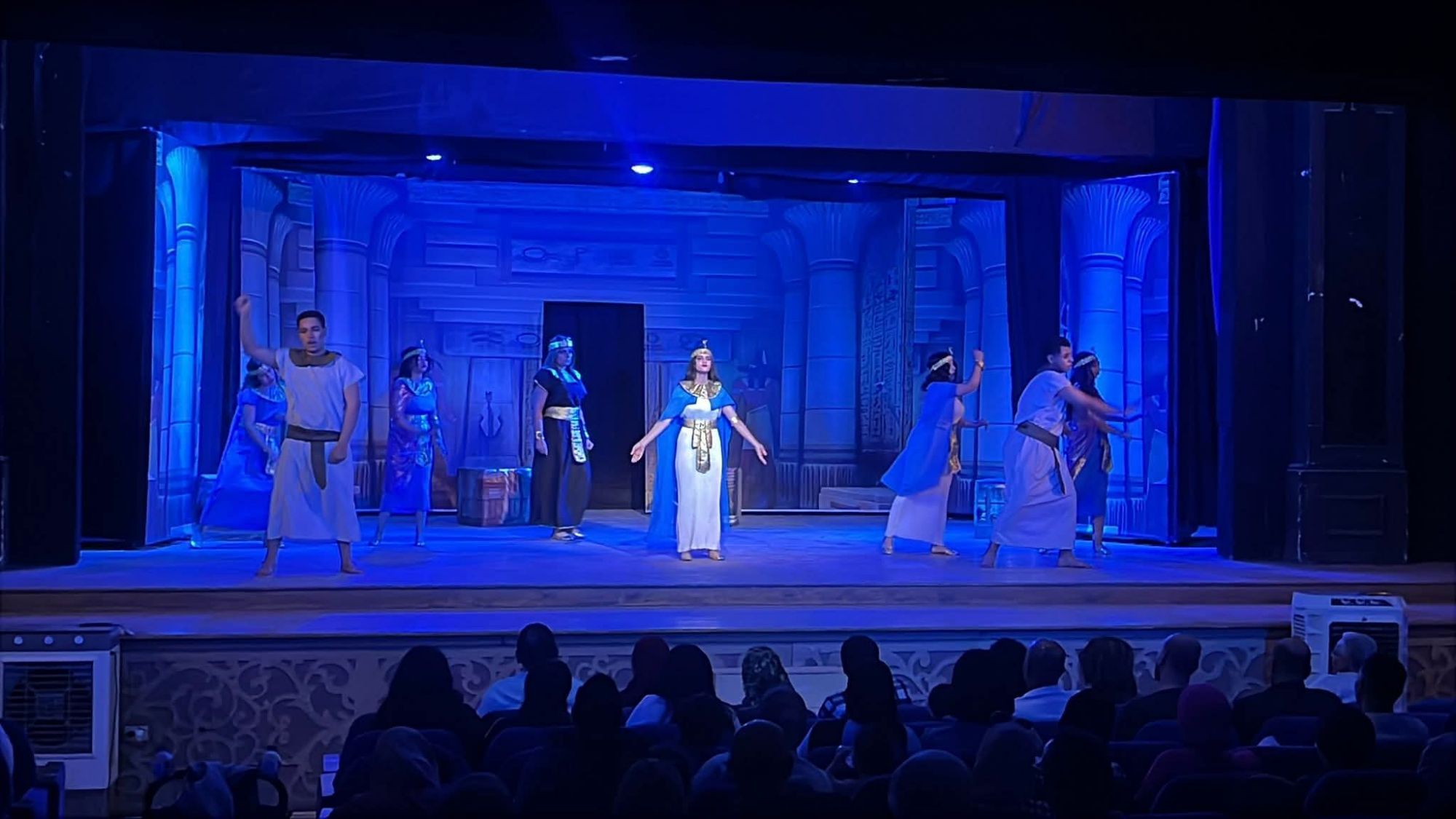 حورية فرغلى تحقق المعادلة الصعبة بين الخيال و الواقع