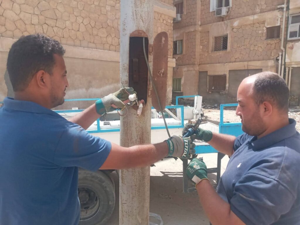 img-20260419-wa00608119418448720641310-1024x768 بالسويس متابعة جهود أعمال إصلاح وصيانة وتأمين الأعمدة الكهربائية بحي فيصل