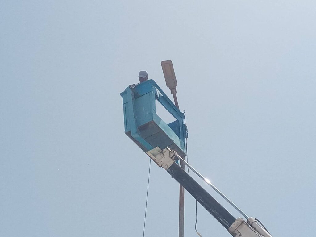 img-20260419-wa00636407571976547960420-1024x768 بالسويس متابعة جهود أعمال إصلاح وصيانة وتأمين الأعمدة الكهربائية بحي فيصل