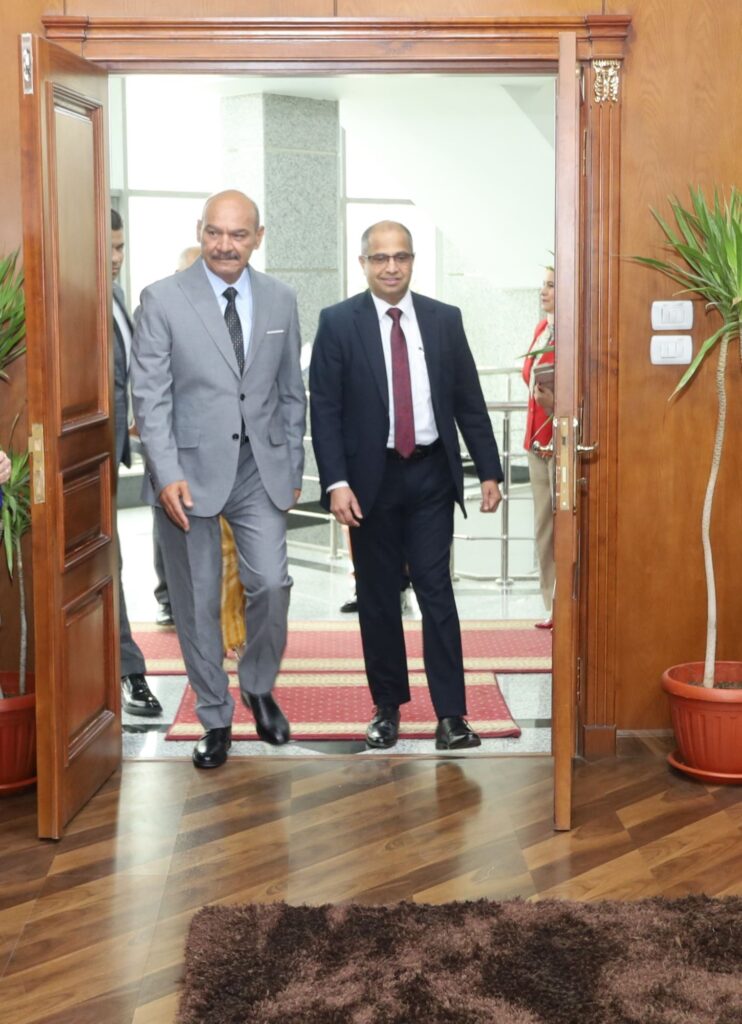 img-20260419-wa00743051779697988856567-742x1024 محافظ السويس يستقبل سفير دولة سريلانكا بالقاهرة لبحث سبل التعاون في مجال الإستثمار والتجارة