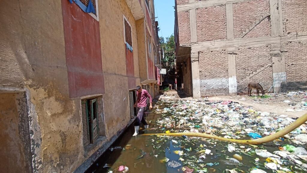 img-20260422-wa01694668496186236090241-1024x577 شفط المياه الجوفية من الشوارع المتضررة بطموه ورفع القمامة بتوجيه رئيس مدينة أبو النمرس