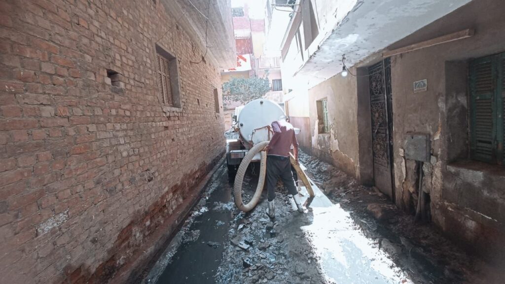 img-20260422-wa017169354618683033203-1024x577 شفط المياه الجوفية من الشوارع المتضررة بطموه ورفع القمامة بتوجيه رئيس مدينة أبو النمرس