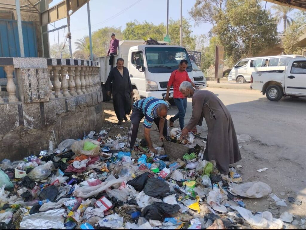 img-20260422-wa01736293360222819503275-1024x770 شفط المياه الجوفية من الشوارع المتضررة بطموه ورفع القمامة بتوجيه رئيس مدينة أبو النمرس