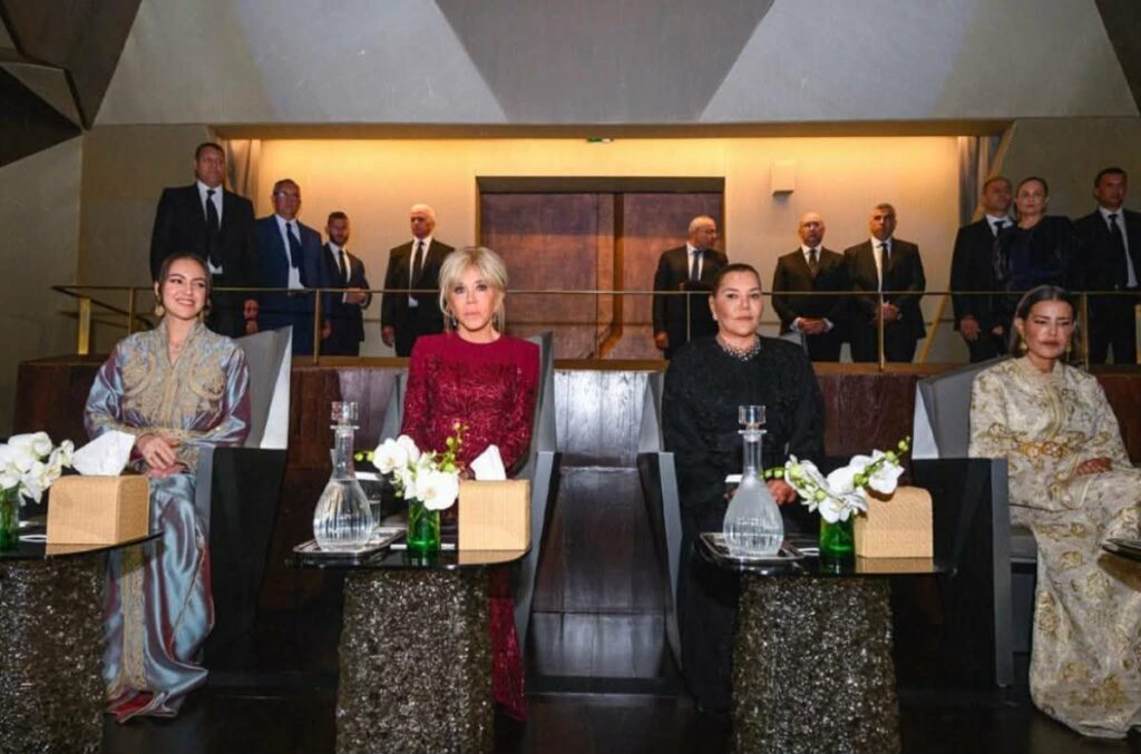 img-20260423-wa01052210323198382667626-1024x677 أميرات المملكة المغربية وعقيلة الرئيس الفرنسي يشهدن العرض الافتتاحي للمسرح الملكي في الرباط