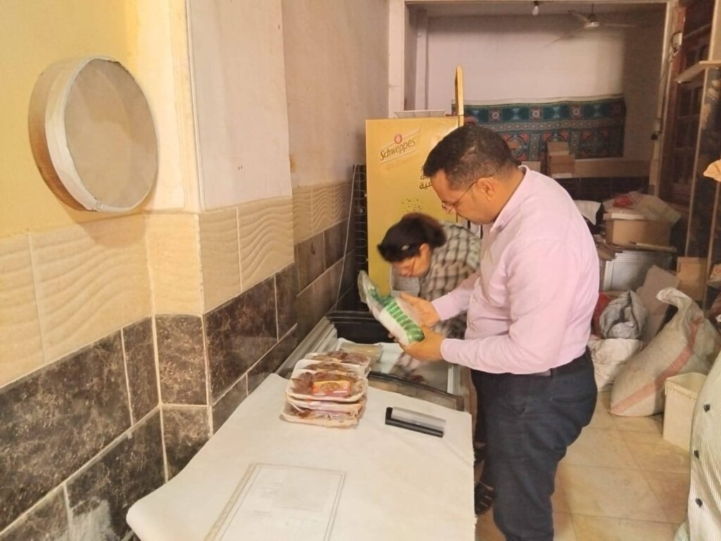 img-20260427-wa00852374509096533497722-1024x768 تموين السويس يقوم بحملة لضبط أطعمة فاسدة داخل الأسواق