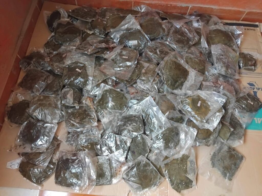 img-20260427-wa00864110752389865686959-1024x768 تموين السويس يقوم بحملة لضبط أطعمة فاسدة داخل الأسواق