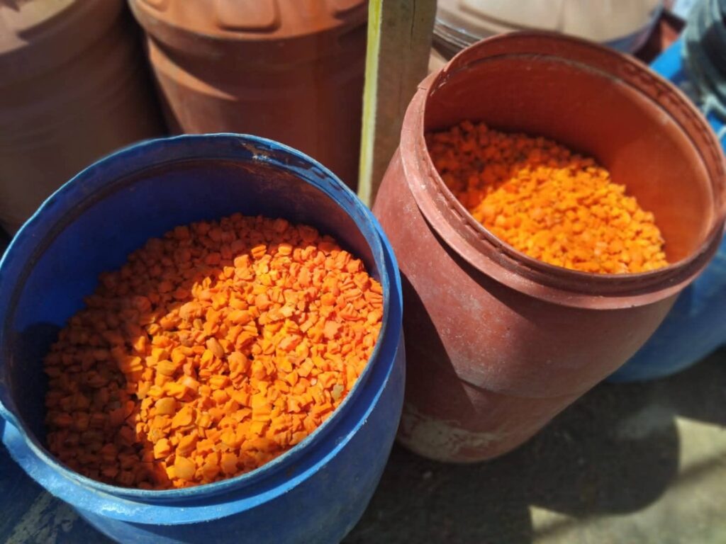 img-20260427-wa00871355169646544735679-1024x768 تموين السويس يقوم بحملة لضبط أطعمة فاسدة داخل الأسواق