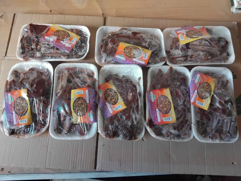 img-20260427-wa00893369319302522544786-1024x768 تموين السويس يقوم بحملة لضبط أطعمة فاسدة داخل الأسواق