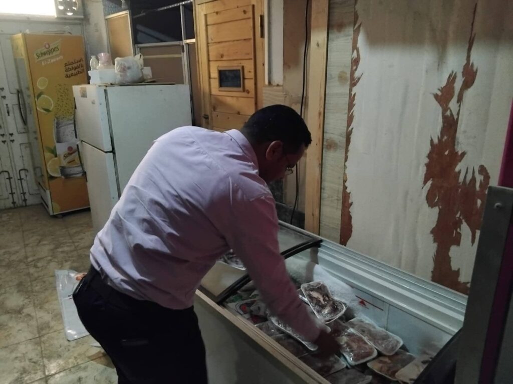 img-20260427-wa00906631279173456445259-1024x768 تموين السويس يقوم بحملة لضبط أطعمة فاسدة داخل الأسواق