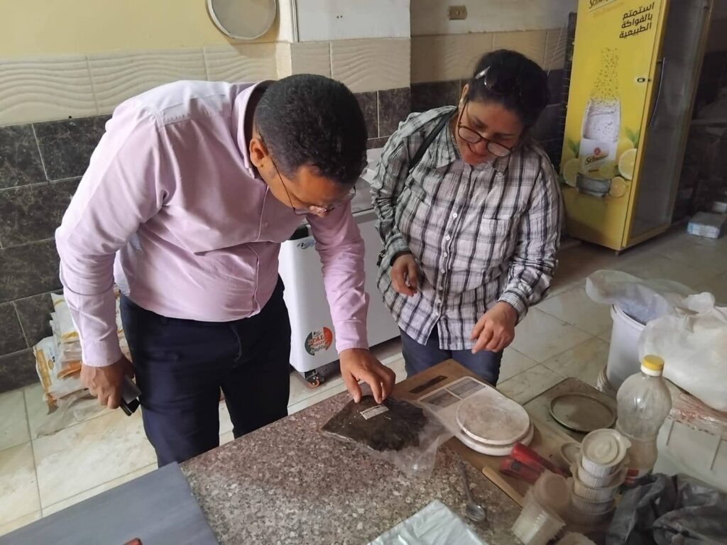 img-20260427-wa00912251718584603514299-1024x768 تموين السويس يقوم بحملة لضبط أطعمة فاسدة داخل الأسواق