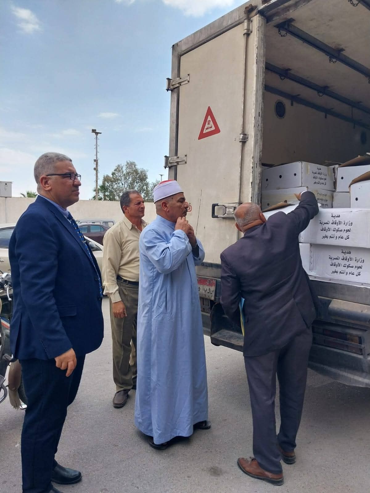 أوقاف السويس تُسهم في دعم الأسر الأولى بالرعاية بتسلم وتوزيع لحوم الإطعام