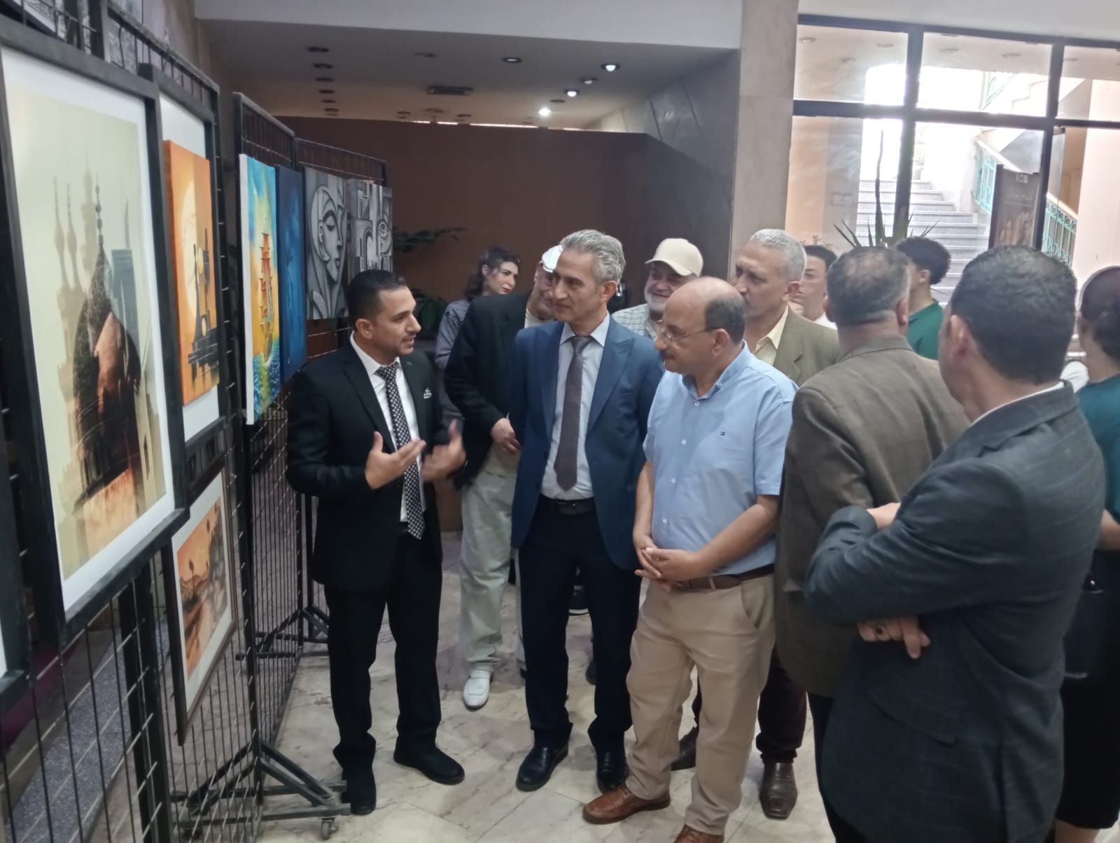 “تجليات اللون والضوء ”.. حوار بصرى بين التراث والروح بمكتبة القاهرة الكبرى