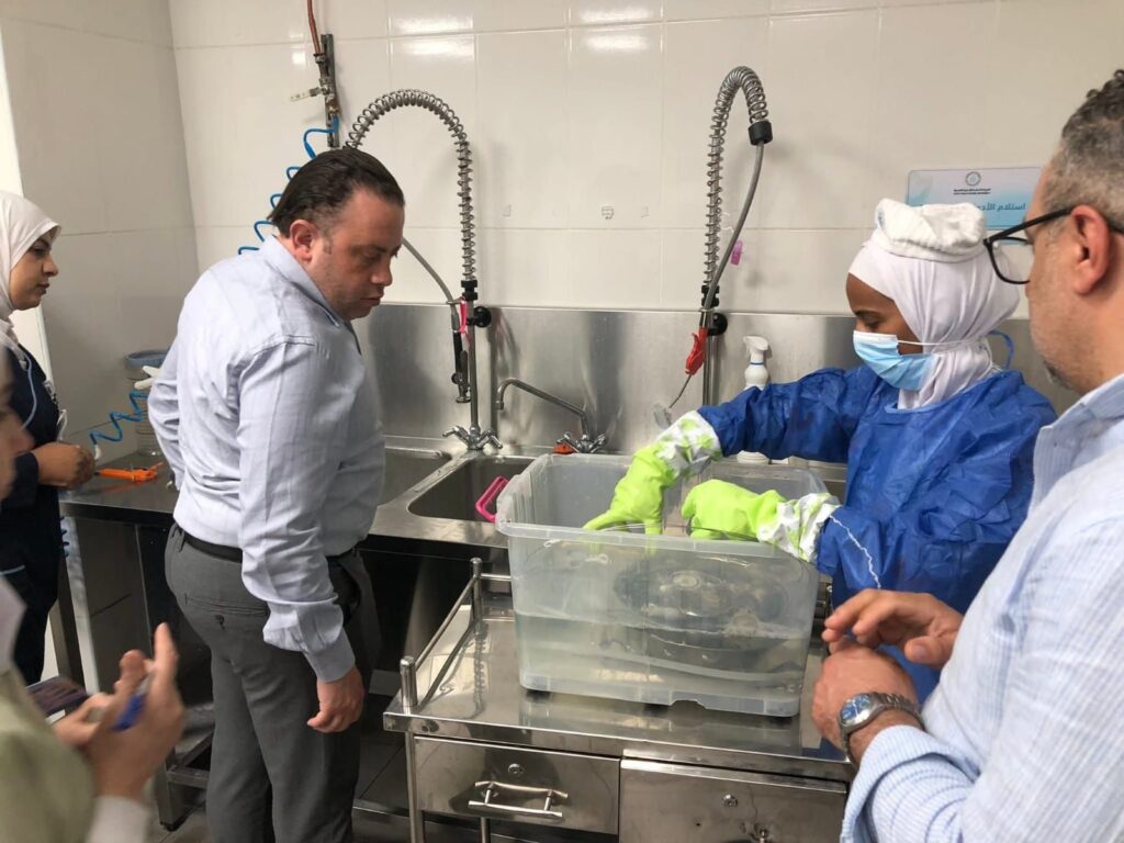 img-20260429-wa0132549888619594454289-1024x768 رئيس إقليم القناه بجولة مفاجاءة تفقديه بمجمع السويس الطبى