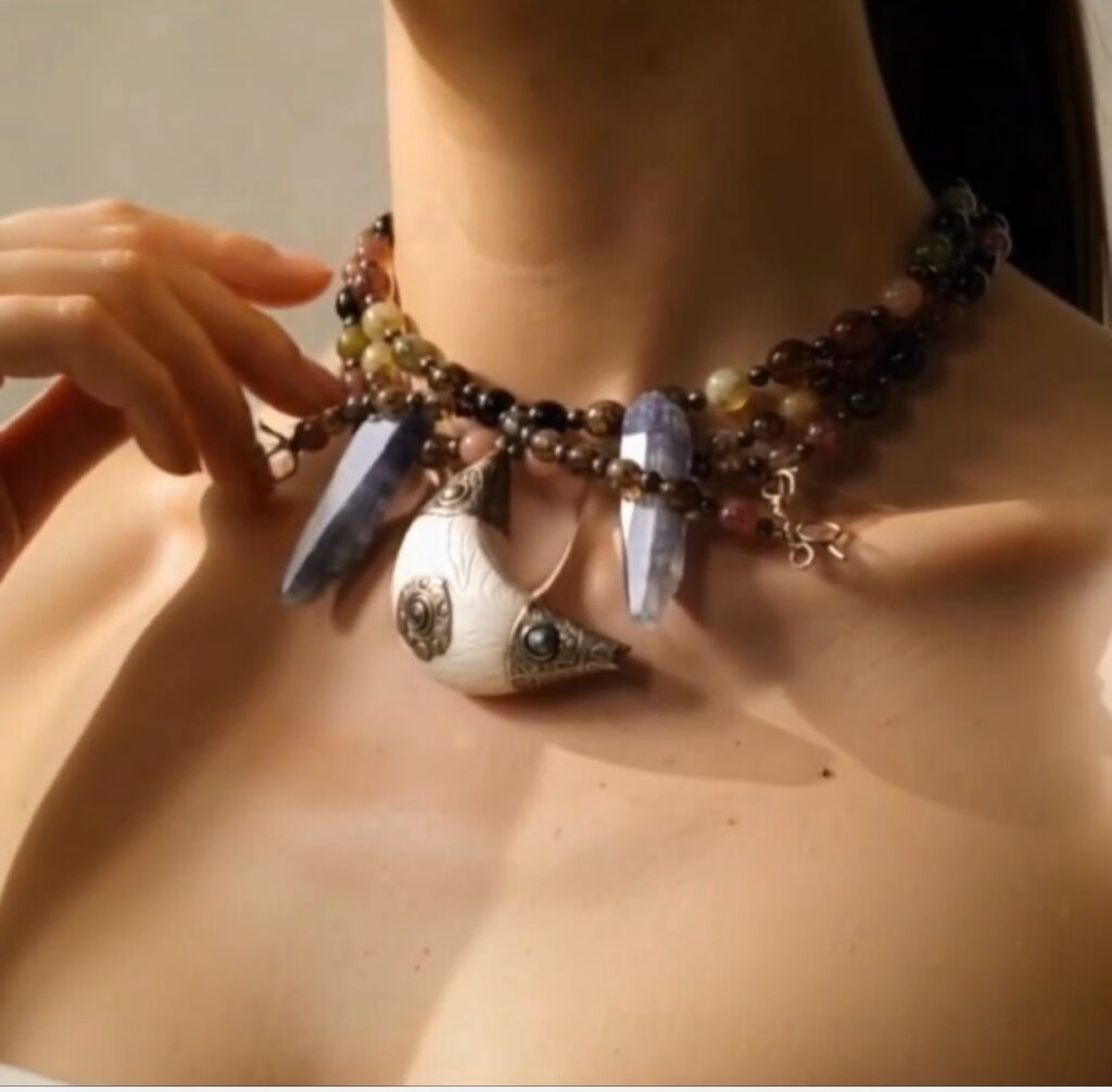 img-20260503-wa00381731995429346926759-1024x1006 "ترددات ".. معرض مجوهرات أحجار كريمة للتشكيلية وفاء ياديس