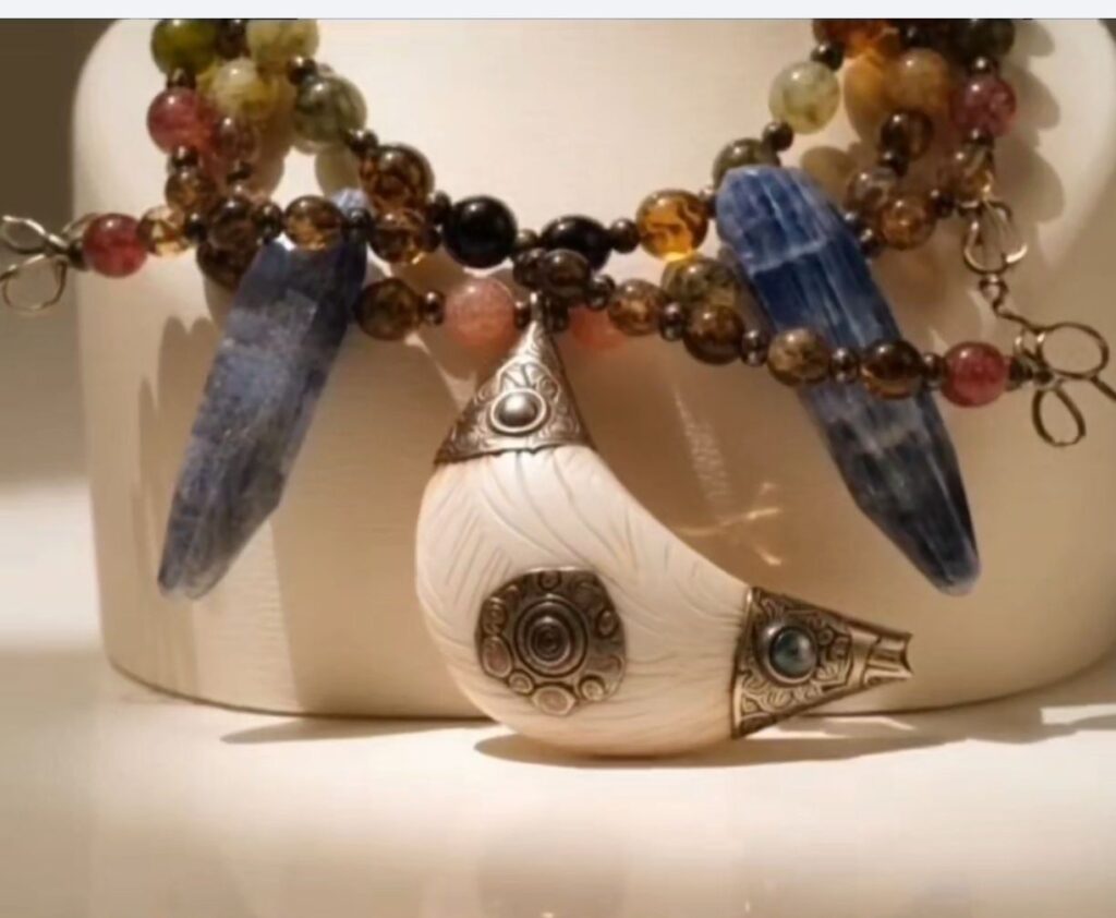 img-20260503-wa0044630808761223968455-1024x842 "ترددات ".. معرض مجوهرات أحجار كريمة للتشكيلية وفاء ياديس