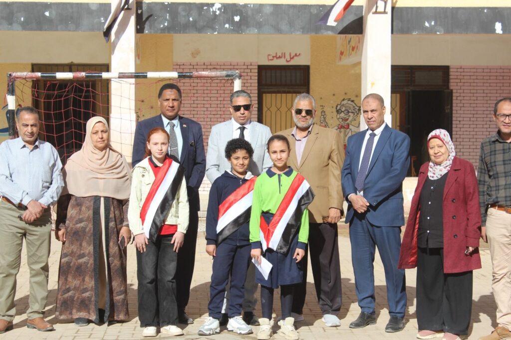 img-20260504-wa00491432166967188536384-1024x682 خلال جولته بـ " أبو النمرس" .. مدير " تعليم الجيزة" يكرم "عامل خدمات" حول حديقة مدرسة للوحة فنية