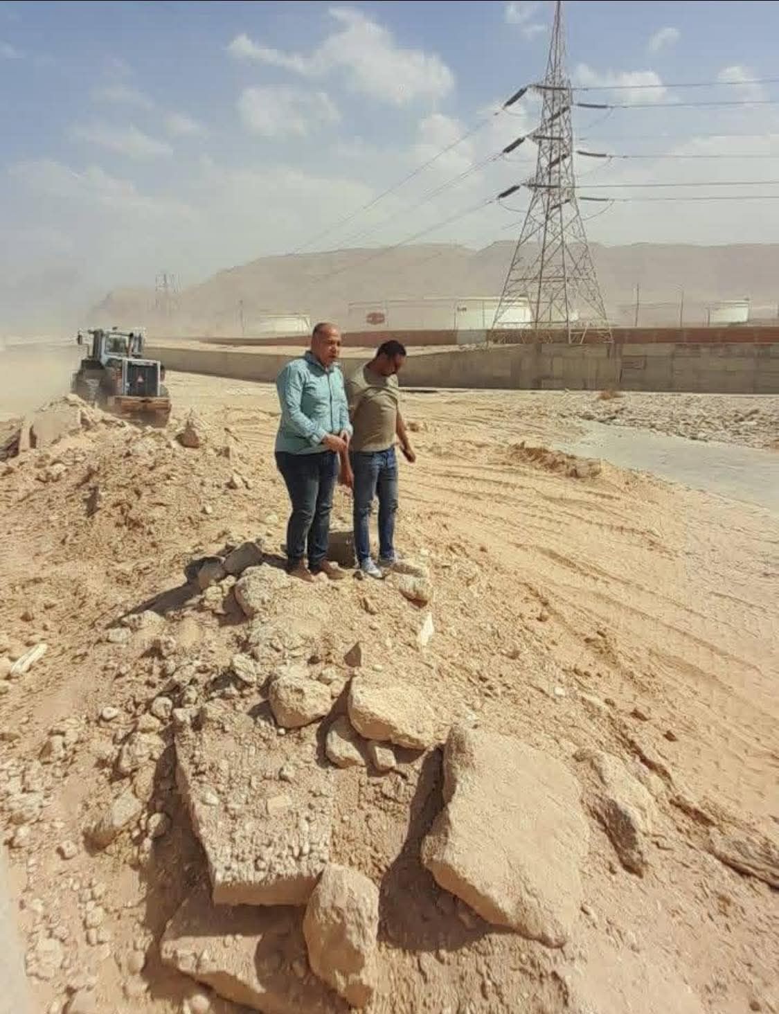 تطهير مجري السيل بالسخنة