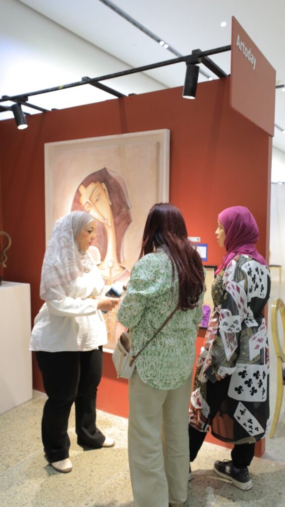 img-20260505-wa01009137470614510212017-575x1024 بمشاركة 200 فنانة من 30 دولة وعبر اتاحة المعرض لذوى الاعاقات البصرية